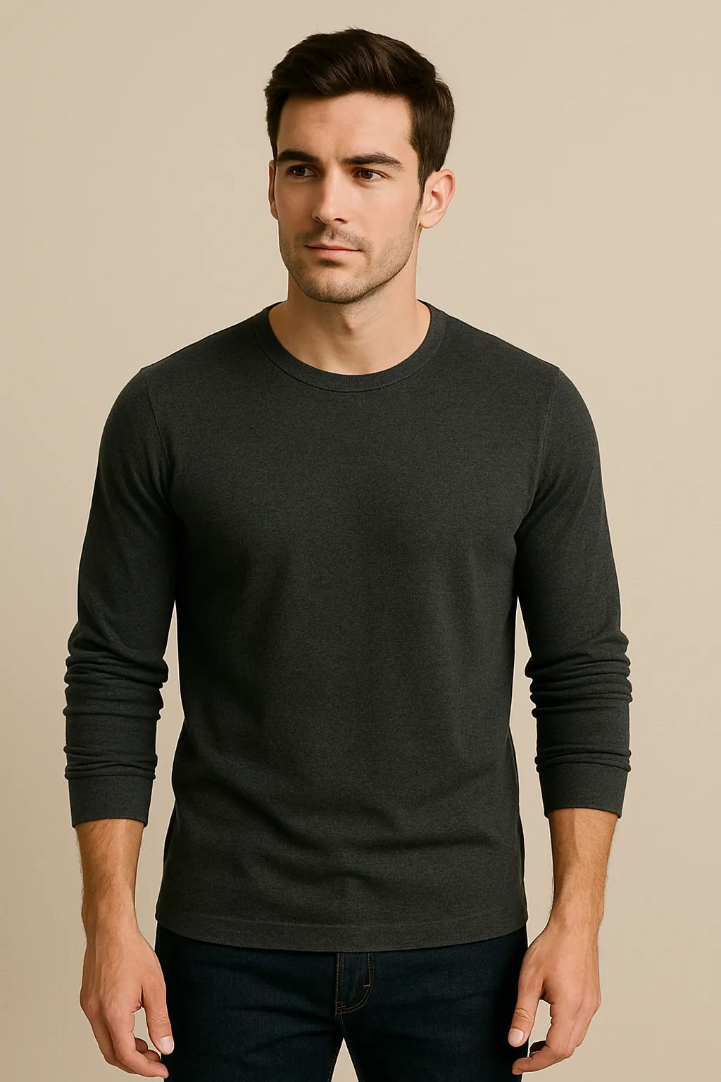 Ein Mann mit Langarmshirt